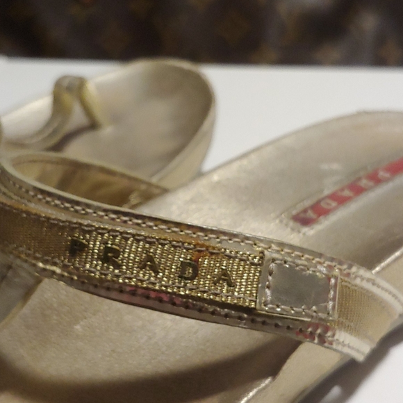 Prada gold flip flips SZ 36/6 - Picture 8 of 16